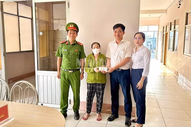 Ngân hàng gửi lại toàn bộ số tiền 140.200.000 đồng cho bà N.T.B.T.
