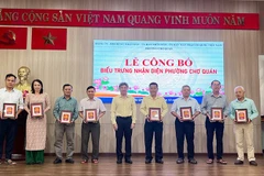 Lãnh đạo phường Chợ Quán tặng bộ ấn phẩm biểu trưng nhận diện phường đến các cơ quan, đơn vị trên địa bàn.