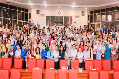 Các gia đình nhận nuôi, sinh viên Lào và Campuchia cùng ban tổ chức chụp ảnh lưu niệm.
