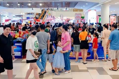 Người dân vui chơi, mua sắm tại Trung tâm thương mại SC VivoCity.
