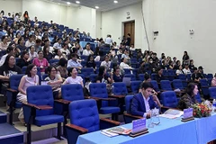 Đông đảo bà con tiểu thương, hộ kinh doanh và sinh viên hào hứng tham gia chương trình.