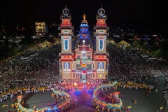 “Biển người” đổ về Tòa Thánh Cao Đài Tây Ninh trong đêm 15/8 âm lịch.