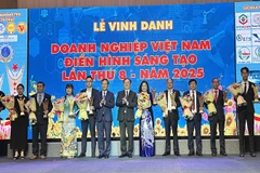 Đại diện Ban Tổ chức trao cúp vàng vinh danh 10 doanh nghiệp đứng đầu về sáng tạo lần thứ 8 năm 2025.