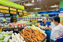 Người tiêu dùng tìm mua thực phẩm đạt chứng nhận “Tick xanh trách nhiệm” tại một siêu thị Co.opmart ở thành phố.