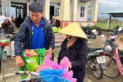 Các siêu thị Co.opmart ở khu vực tỉnh Bình Định trước đây tặng quà người dân bị ảnh hưởng lũ lịch sử.