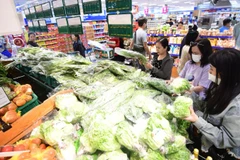 Các loại rau, củ, quả vẫn được các siêu thị bán với giá rẻ và có khuyến mãi so với giá thị trường.