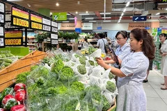 Người tiêu dùng mua hàng hóa xanh trong một siêu thị thuộc Liên hiệp Hợp tác xã Thương mại Thành phố Hồ Chí Minh - Đơn vị nhiều năm đạt danh hiệu “Doanh nghiệp xanh”.