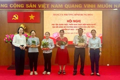 Trao tặng cây xanh đến đảng viên trên địa bàn phường. (Ảnh: CTV)