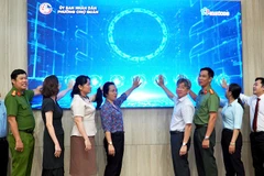 Lãnh đạo Ủy ban nhân dân phường Chợ Quán và đại diện GTel bấm nút chính thức vận hành các thiết bị ứng dụng AI tại phường.