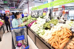 Người dân mua sắm hàng hóa được khuyến mãi mạnh ở một siêu thị Co.opmart trên địa bàn thành phố.