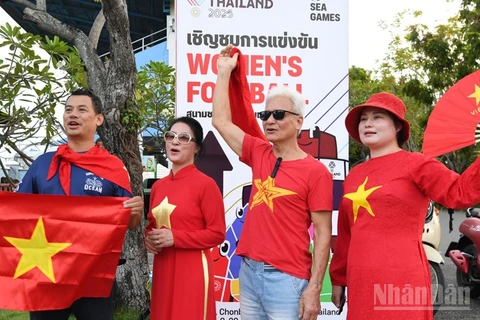 Cổ động viên Việt Nam tại sân vận động Chonburi Daikin. (Ảnh: XUÂN SƠN)