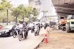 Tuyến đường Nguyễn Trãi thường xuyên ùn tắc và phát sinh bụi do thi công hệ thống thoát nước.