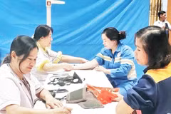 Liên đoàn Lao động Thành phố Hà Nội tổ chức khám sức khỏe tổng quát miễn phí cho đoàn viên, người lao động.
