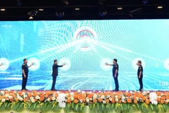 Các đại biểu bấm nút khởi động ứng dụng Viet Nam Customs Data.