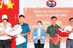Lãnh đạo xã Tân Tiến (tỉnh Đồng Nai) tặng hoa chúc mừng các đồng chí sĩ quan về nhận nhiệm vụ tại Ban Chỉ huy quân sự xã.