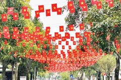 1. Những ngày này, trên khắp các nẻo đường từ thành thị đến vùng cao, biên giới đều rực rỡ cờ hoa.