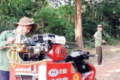 Lực lượng bảo vệ rừng phòng hộ Đắk Mai kiểm tra phương tiện chữa cháy rừng cơ động.