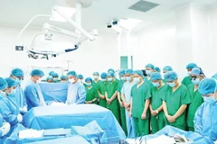 Giây phút đội ngũ y, bác sĩ tri ân người hiến tạng nhân đạo.