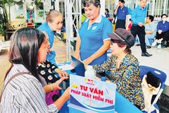 Cô Hoàng Thị Lợi tham gia tư vấn pháp luật miễn phí cho bà con.