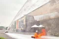 1. Màn trình diễn của Robot cứu hỏa do Trường đại học Phòng cháy Chữa cháy phát triển, có khả năng phun nước, phun bọt tự động, giúp chữa cháy ở nơi nguy hiểm, độc hại.