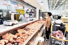 Người dân mua thực phẩm tại một siêu thị trên địa bàn Thành phố Hồ Chí Minh. (Ảnh THẾ ANH)