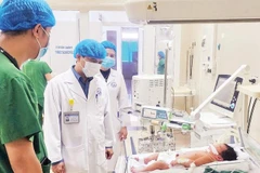 Bác sĩ Bệnh viện Sản nhi Vĩnh Phúc thăm khám trẻ sơ sinh.