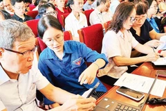 Đoàn Thanh niên phường Văn Miếu-Quốc Tử Giám hỗ trợ cán bộ chi bộ, tổ dân phố trong đẩy mạnh chuyển đổi số trên địa bàn. (Ảnh BẢO LÂM)