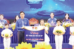 Tỉnh đoàn Bắc Ninh trao 5 “phòng tin học cho em” tặng thiếu nhi.