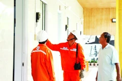 Công nhân Công ty Điện lực Vũng Tàu hướng dẫn người dân đặc khu Côn Đảo sử dụng điện an toàn trong quá trình sinh hoạt.
