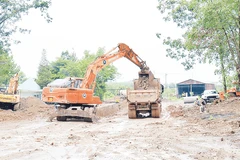 Mặc dù trời mưa nhưng đơn vị thi công khu tái định cư Tiến Hưng (dự án đường cao tốc Gia Nghĩa-Chơn Thành) vẫn triển khai thi công các hạng mục.