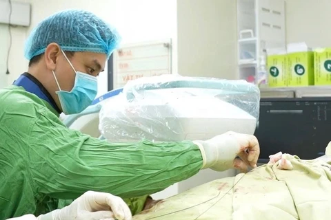 Ê-kíp bác sĩ can thiệp khôi phục dòng máu nuôi thận cho người bệnh. (Ảnh: Bệnh viện cung cấp)