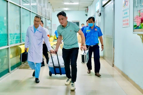 Trái tim hiến tặng được ê-kíp bác sĩ vận chuyển khẩn trương về ghép cho bệnh nhi. 
