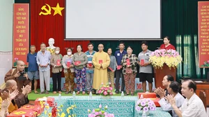 Trao quà Tết tặng bệnh nhân điều trị bệnh tại Bệnh viện đa khoa khu vực Tháp Mười.