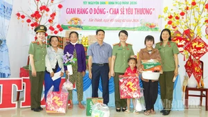 Đại tá Võ Thị Hoài Ngọc, Phó Giám đốc Công an tỉnh; ông Phạm Tấn Xiếu, Bí thư Đảng ủy, Chủ tịch Hội đồng nhân dân xã Tân Thành trao quà tặng bà con có hoàn cảnh khó khăn tham dự chương trình.