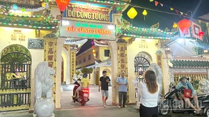 Ban đêm, dù không phải ngày lễ nhưng vẫn có nhiều người dân tìm đến viếng Đền thờ Ông, bà Đỗ Công Tường.