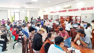 Người dân làm thủ tục hành chính tại Trung tâm Phục vụ hành chính công phường Cao Lãnh, tỉnh Đồng Tháp.