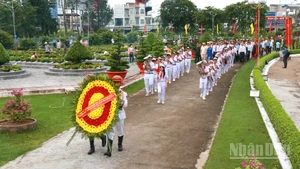 Đoàn Đại biểu dâng tràng hoa viếng các Anh hùng liệt sĩ tại Nghĩa trang liệt sĩ tỉnh Đồng Tháp.
