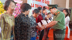 Thứ trưởng Công an Lê Văn Tuyến trao quà tặng người dân phường Hồng Ngự.