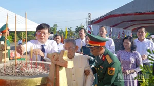Lãnh đạo tỉnh Đồng Tháp và nguyên lãnh đạo tỉnh Tiền Giang (cũ) dâng hương viếng các Anh hùng liệt sĩ.