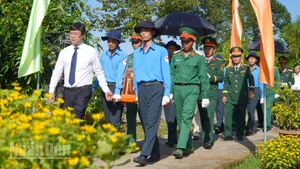 Ủy viên Trung ương Đảng, Bí thư Tỉnh ủy, Trưởng đoàn đại biểu Quốc hội tỉnh Đồng Tháp Lê Quốc Phong cùng đưa tiễn các Anh hùng liệt sĩ về với đất mẹ.