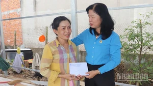 Chủ tịch Liên đoàn Lao động tỉnh Đồng Tháp Huỳnh Thị Tuyết Vui thăm hỏi, trao tiền hỗ trợ cho đoàn viên Nguyễn Thị Mỹ Viên (Công đoàn cơ sở Công ty trách nhiệm hữu hạn Liên doanh Nghị Phong) có nhà bị sập do bão số 3.