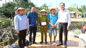 Ông Lưu Hoàng Tân, Chủ tịch Công ty Trách nhiệm hữu hạn Một thành viên Xổ số kiến thiết Đồng Tháp tặng số tiền 5 triệu đồng cho gia đình ông Nguyễn Văn Hùng có nhà bị sập hoàn toàn. 