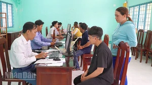 Người dân đến làm thủ tục hành chính tại phường biên giới Thường Lạc, tỉnh Đồng Tháp.