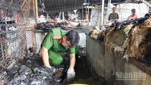 Sáng 16/8, Lực lượng công an khám nghiệm hiện trường vụ cháy. (Ảnh: PHƯỚC THANH)