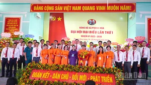 Lãnh đạo tỉnh, đại biểu tại buổi ra mắt đại hội của Ban Chấp hành Đảng bộ xã Phong Hòa.
