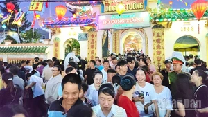 Những ngày lễ hội, trước Đền thờ Ông, bà Đỗ Công Tường luôn đông người.