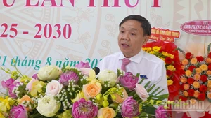 Đồng chí Phan Văn Thắng, Phó Bí thư Tỉnh ủy, Chủ tịch Ủy ban Mặt trận Tổ quốc Việt Nam tỉnh Đồng Tháp phát biểu chỉ đạo Đại hội Đảng bộ xã Bình Hàng Trung.