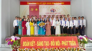 Lãnh đạo tỉnh, đại biểu, khách mời tại buổi ra mắt đại hội của Ban Chấp hành Đảng bộ xã Phú Thọ.