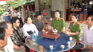 Công an phường Hồng Ngự luôn gặp gỡ, vận động nhân dân tham gia phong trào toàn dân bảo vệ an ninh Tổ quốc.