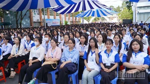 Tân sinh viên Trường Đại học Đồng Tháp dự khai giảng năm học mới.